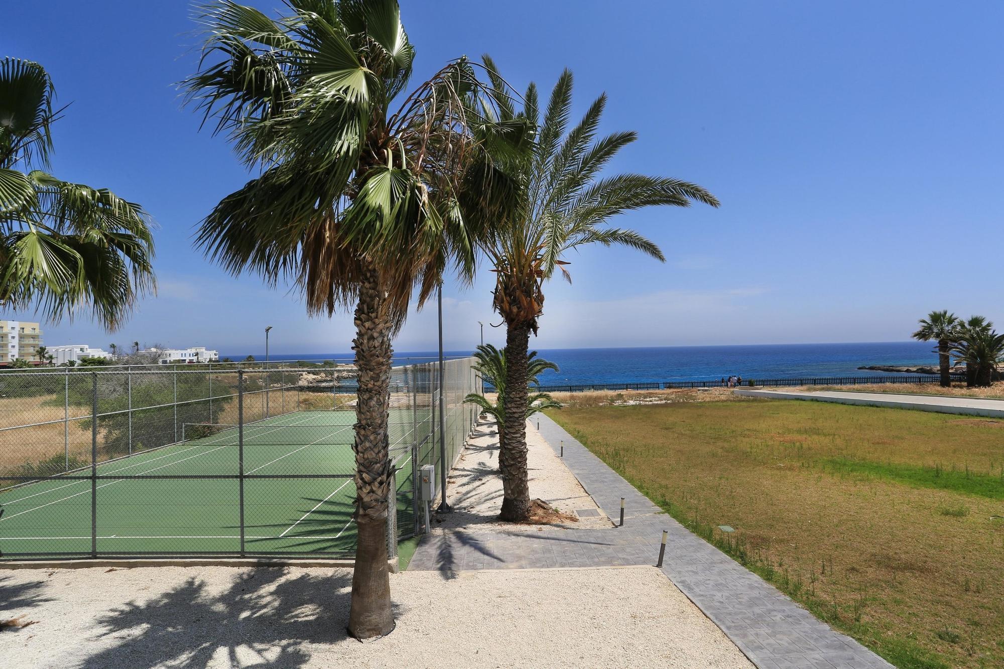 Coralli Beachfront Апарт-отель